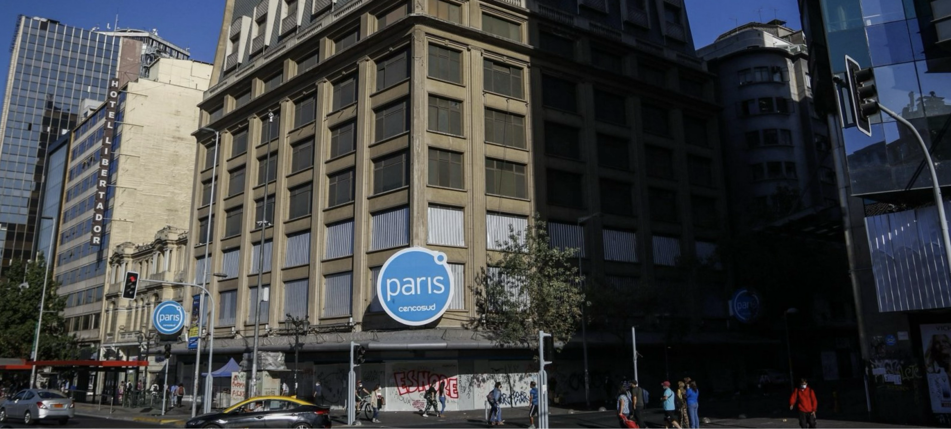 Tienda Paris en el centro de Santiago, cerrada durante la pandemia.